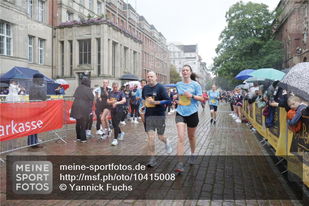 13.09.2026 - Kiel Lauf Yannick Fuchs http://msf.ph/oto/10415008 13.09.2026 10:46:53 Ziel 184, 189, 226, 404, 898, 1169, 1982, 2551, 2576, 2702, 2728, 3533, 3878, 3964, 4014, 4147, 5449, 6551, 6874, 7089, 8219, 8283, 8901, 9044, 9048, 9474, 9713, 10088, 10144, 10197, 10305, 10398, 10814, 11075, 11343, 11441, 12693, 206, 972, 1325, 1430, 1913, 2027, 2037, 2551, 2594, 3109, 3117, 3677, 4242, 4331, 4499, 4674, 4763, 5591, 5974, 6909, 7061, 8277, 8283, 8475, 8520, 8678, 8901, 9415, 9844, 9875, 10469, 10758, 10836, 11232, 12000, 12704, 85, 111, 116 meine-sportfotos.de