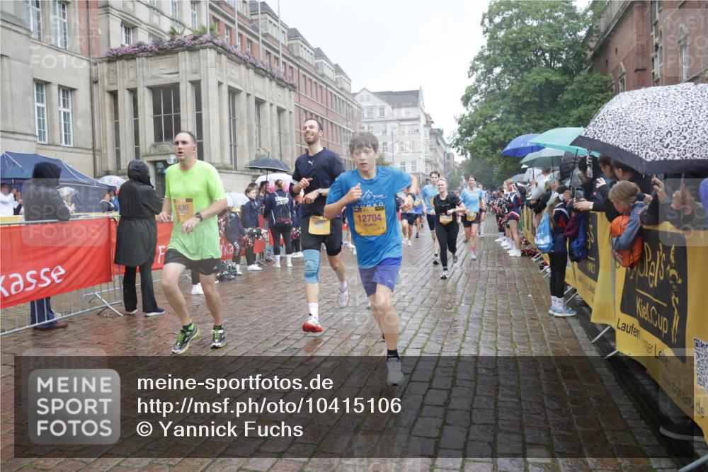13.09.2026 - Kiel Lauf Yannick Fuchs http://msf.ph/oto/10415106 13.09.2026 10:47:02 Ziel 85, 111, 184, 189, 226, 404, 525, 816, 1169, 1563, 1674, 2576, 2728, 4014, 4147, 4894, 5089, 5424, 6742, 7040, 7089, 8238, 8364, 9044, 9048, 9200, 9453, 9474, 9675, 10088, 10144, 10197, 10305, 10657, 11343, 11441, 11773, 12584, 12693, 206, 898, 972, 1325, 1430, 1982, 2027, 2037, 2551, 2594, 2702, 3109, 3117, 3533, 3677, 3878, 3964, 4242, 4499, 4674, 4763, 5449, 5591, 5974, 6551, 6874, 6909, 7061, 8219, 8283, 8475, 8678, 8901, 9415, 9844, 9875, 10758, 12704, 116, 1913, 8520 meine-sportfotos.de