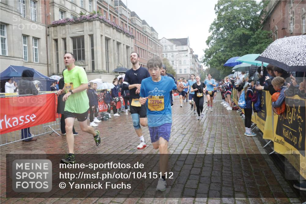 13.09.2026 - Kiel Lauf Yannick Fuchs http://msf.ph/oto/10415112 13.09.2026 10:47:03 Ziel 85, 111, 184, 189, 226, 404, 525, 816, 1169, 1563, 1674, 2576, 2728, 4014, 4147, 4894, 5089, 5424, 6742, 7040, 7089, 8238, 8364, 9044, 9048, 9200, 9453, 9474, 9675, 10088, 10144, 10197, 10305, 10657, 11343, 11441, 11730, 11773, 12584, 189, 898, 972, 1325, 1430, 1982, 2027, 2037, 2551, 2576, 2594, 2702, 3109, 3117, 3533, 3677, 3878, 3964, 4242, 4499, 4674, 4763, 5449, 5591, 5974, 6551, 6874, 6909, 7061, 8219, 8283, 8475, 8678, 8901, 9844, 9875, 10758, 12704, 116, 1913, 8520 meine-sportfotos.de