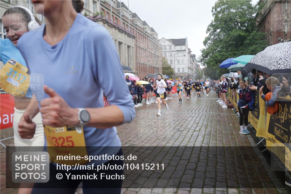 13.09.2026 - Kiel Lauf Yannick Fuchs http://msf.ph/oto/10415211 13.09.2026 10:47:08 Ziel 85, 111, 116, 525, 816, 1107, 1563, 1674, 4380, 4789, 4894, 5089, 5424, 5649, 5914, 6142, 6742, 7040, 8238, 8364, 8839, 9044, 9048, 9200, 9453, 9536, 9646, 9675, 9989, 10340, 10508, 10657, 11343, 11560, 11561, 11730, 11773, 12584, 184, 189, 226, 404, 898, 1169, 1325, 1982, 2027, 2551, 2576, 2594, 2702, 2728, 3109, 3117, 3533, 3677, 3878, 3964, 4014, 4147, 4499, 4674, 5449, 5591, 5974, 6551, 6874, 6909, 8219, 8283, 8475, 8678, 8901, 9875, 10758, 365 meine-sportfotos.de