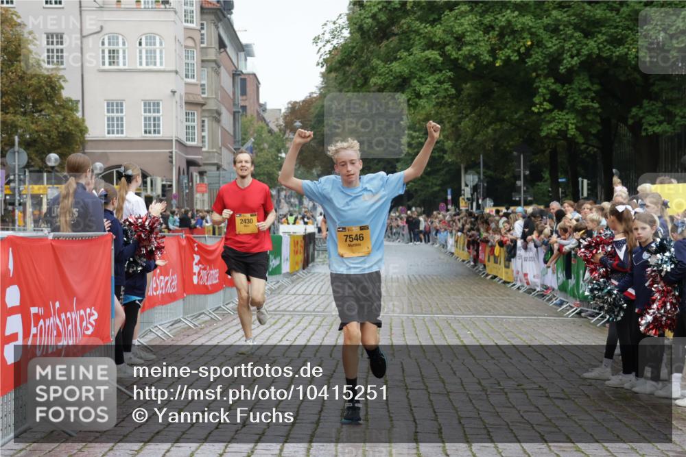 13.09.2026 - Kiel Lauf Yannick Fuchs http://msf.ph/oto/10415251 13.09.2026 09:36:37 Ziel 2430, 3866, 7546, 9450, 9630, 12726, 391, 3056, 5662, 9630, 12726 meine-sportfotos.de