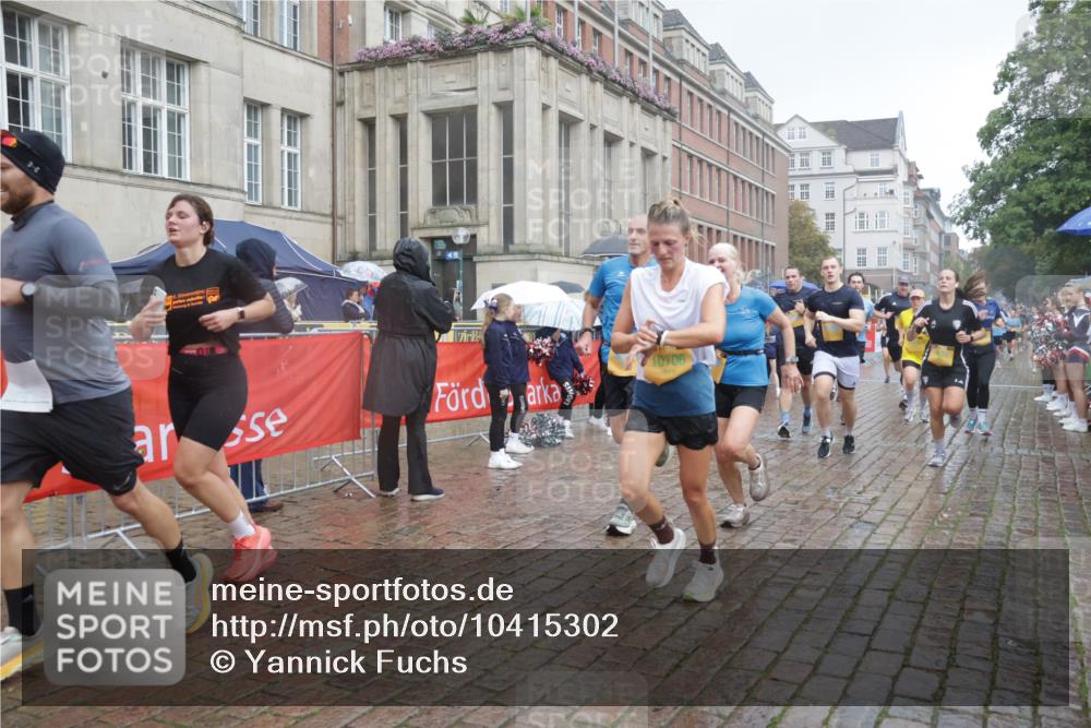 13.09.2026 - Kiel Lauf Yannick Fuchs http://msf.ph/oto/10415302 13.09.2026 10:47:15 Ziel 116, 821, 1107, 1367, 1563, 1674, 1803, 2000, 2185, 2429, 2713, 2947, 3183, 3463, 4150, 4380, 4773, 4789, 5089, 5195, 5505, 5649, 5914, 6142, 7288, 8238, 8707, 8839, 8953, 9200, 9536, 9645, 9646, 9675, 9989, 10340, 10508, 10718, 10949, 11560, 11561, 11730, 11773, 85, 111, 184, 189, 226, 404, 525, 816, 898, 1169, 1563, 1674, 1982, 2551, 2576, 2594, 2702, 2728, 3533, 3878, 3964, 4014, 4147, 4674, 4894, 5424, 5449, 5591, 5974, 6551, 6742, 6874, 6909, 8219, 8283, 8475, 8901, 365 meine-sportfotos.de