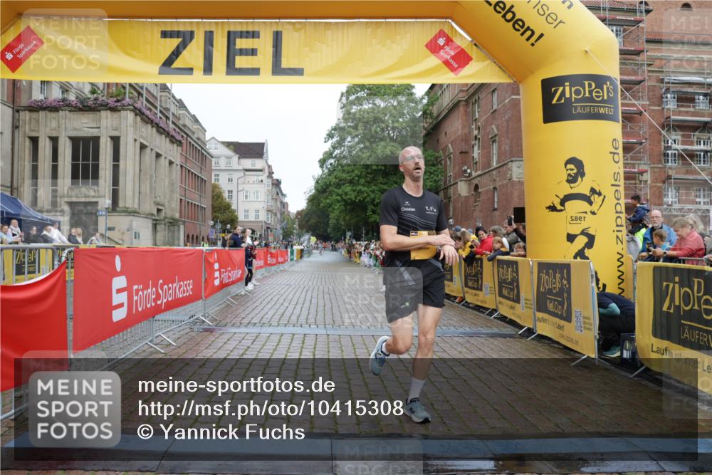 13.09.2026 - Kiel Lauf Yannick Fuchs http://msf.ph/oto/10415308 13.09.2026 09:36:43 Ziel 2430, 7546, 9450, 391, 3056, 3866, 9630, 12726, 2455, 3900, 3056, 5662 meine-sportfotos.de