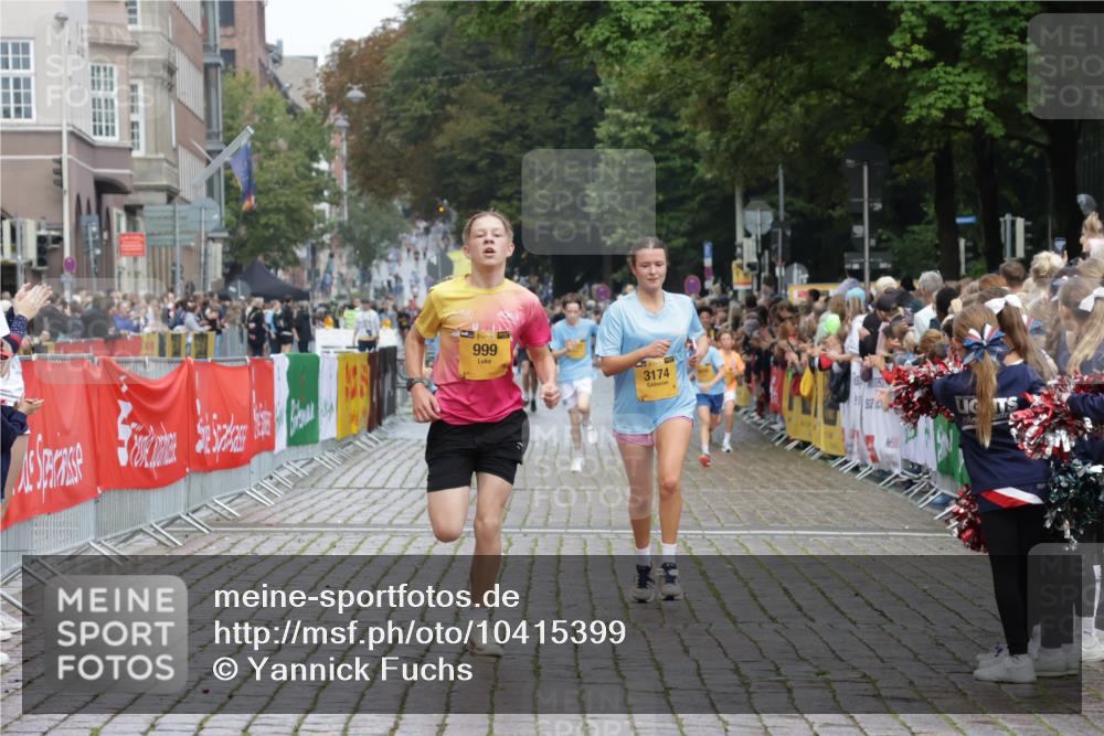 13.09.2026 - Kiel Lauf Yannick Fuchs http://msf.ph/oto/10415399 13.09.2026 09:37:13 Ziel 999, 3174, 3481, 7855, 8658, 2430, 2455, 3900, 9450, 2417, 4737, 5837, 7050, 8661, 9696, 10220, 10778, 12416, 2430, 3866, 7546, 9450 meine-sportfotos.de