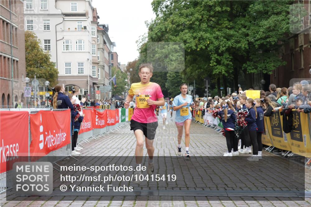 13.09.2026 - Kiel Lauf Yannick Fuchs http://msf.ph/oto/10415419 13.09.2026 09:37:14 Ziel 999, 3174, 3481, 7855, 8658, 2455, 3900, 9450, 2417, 4737, 5837, 7050, 7827, 8661, 9696, 10220, 10778, 12416, 2430, 7546, 9450 meine-sportfotos.de