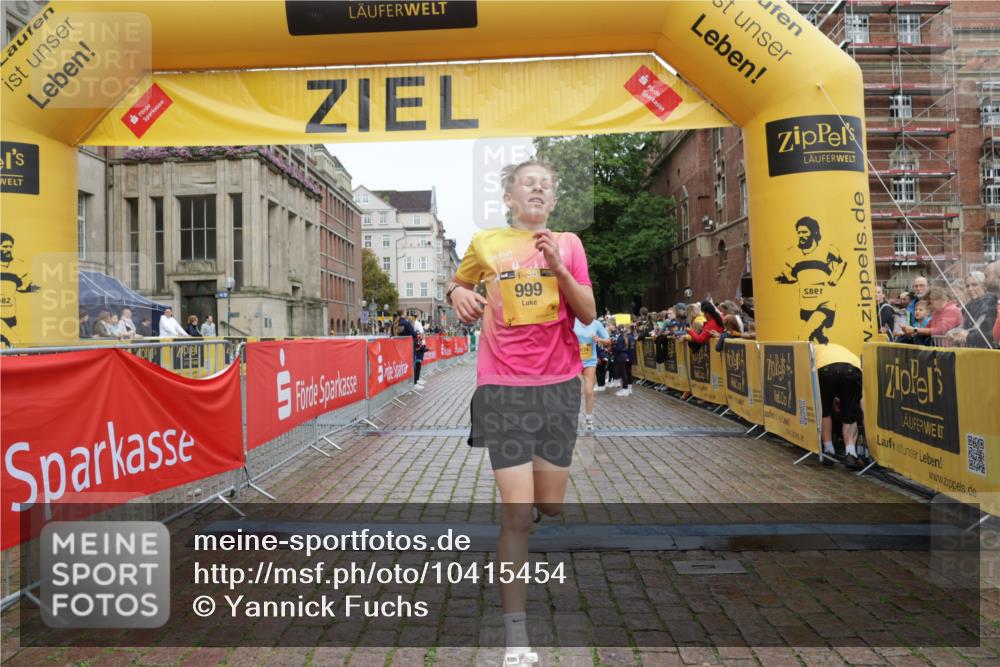 13.09.2026 - Kiel Lauf Yannick Fuchs http://msf.ph/oto/10415454 13.09.2026 09:37:16 Ziel 999, 3174, 3481, 4737, 8658, 9696, 2455, 3900, 7855, 2417, 5837, 7050, 7827, 8661, 10220, 10656, 10778, 12416, 2430, 7546, 9450 meine-sportfotos.de
