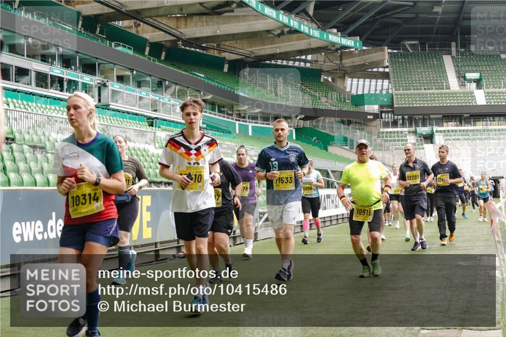 13.09.2026 - 21. swb-Marathon Bremen Michael Burmester http://msf.ph/oto/10415486 13.09.2026 10:41:40 Laufen im Stadion 10148, 10155, 10163, 10213, 10247, 10313, 10321, 10354, 10395, 10396, 10399, 10406, 10414, 10417, 10419, 10422, 10424, 10435, 10455, 10461, 10462, 10483, 10490, 10519, 10527, 10545, 10546, 10547, 10582, 10586, 10611, 10644, 10665, 10694, 10705, 10706, 10719, 10722, 10766, 10768, 10776, 10804, 10854, 10859, 10889, 10909, 10963, 10977, 11027, 11043, 11048, 11084, 11085, 11090, 11097, 11098, 11140, 11192 meine-sportfotos.de