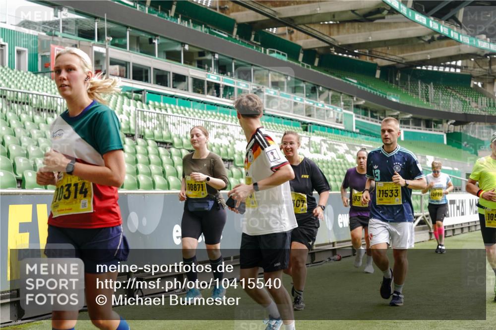 13.09.2026 - 21. swb-Marathon Bremen Michael Burmester http://msf.ph/oto/10415540 13.09.2026 10:41:41 Laufen im Stadion 10148, 10155, 10163, 10213, 10247, 10313, 10321, 10354, 10395, 10396, 10399, 10406, 10414, 10417, 10419, 10422, 10424, 10435, 10455, 10461, 10462, 10483, 10490, 10519, 10527, 10545, 10546, 10547, 10582, 10586, 10611, 10644, 10665, 10694, 10705, 10706, 10719, 10722, 10766, 10768, 10776, 10804, 10854, 10859, 10889, 10909, 10963, 10977, 11027, 11043, 11048, 11084, 11085, 11090, 11097, 11098, 11140, 11192 meine-sportfotos.de