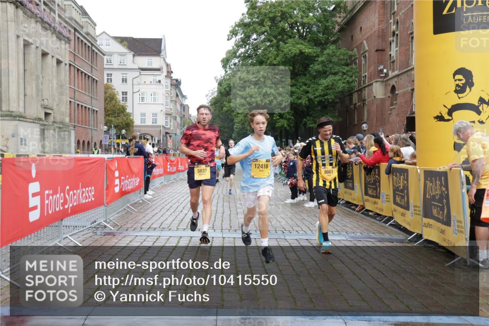 13.09.2026 - Kiel Lauf Yannick Fuchs http://msf.ph/oto/10415550 13.09.2026 09:37:28 Ziel 2417, 3481, 4737, 5837, 7050, 8658, 8661, 9696, 10220, 10778, 12416, 999, 2455, 3174, 3481, 3900, 7855, 8658, 2057, 2720, 4252, 4790, 7827, 9518, 10656 meine-sportfotos.de