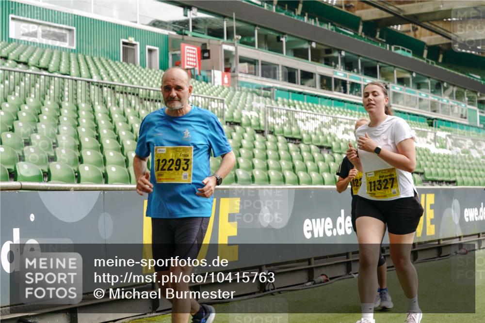 13.09.2026 - 21. swb-Marathon Bremen Michael Burmester http://msf.ph/oto/10415763 13.09.2026 10:41:49 Laufen im Stadion 10148, 10155, 10163, 10247, 10313, 10330, 10354, 10395, 10396, 10399, 10406, 10414, 10419, 10422, 10424, 10435, 10455, 10461, 10462, 10483, 10490, 10519, 10527, 10545, 10546, 10547, 10582, 10586, 10611, 10644, 10665, 10694, 10705, 10706, 10719, 10722, 10752, 10766, 10768, 10776, 10804, 10854, 10859, 10889, 10909, 10963, 10977, 11026, 11027, 11041, 11043, 11048, 11078, 11084, 11085, 11090, 11097, 11098, 11140, 11192 meine-sportfotos.de