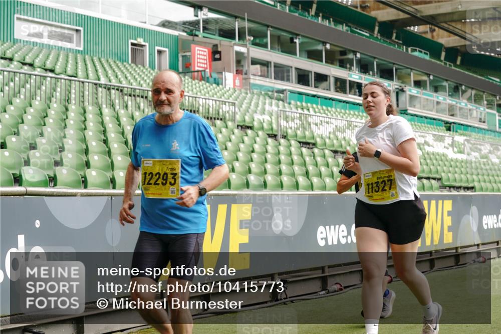 13.09.2026 - 21. swb-Marathon Bremen Michael Burmester http://msf.ph/oto/10415773 13.09.2026 10:41:49 Laufen im Stadion 10148, 10155, 10163, 10247, 10313, 10330, 10354, 10395, 10396, 10399, 10406, 10414, 10419, 10422, 10424, 10435, 10455, 10461, 10462, 10483, 10490, 10519, 10527, 10545, 10546, 10547, 10582, 10586, 10611, 10644, 10665, 10694, 10705, 10706, 10719, 10722, 10752, 10766, 10768, 10776, 10804, 10854, 10859, 10889, 10909, 10963, 10977, 11026, 11027, 11041, 11043, 11048, 11078, 11084, 11085, 11090, 11097, 11098, 11140, 11192 meine-sportfotos.de