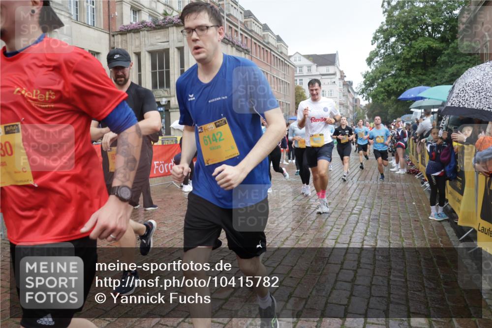 13.09.2026 - Kiel Lauf Yannick Fuchs http://msf.ph/oto/10415782 13.09.2026 10:47:46 Ziel 335, 708, 1944, 3682, 4096, 4425, 4583, 5240, 5747, 5787, 6036, 6384, 6778, 6904, 6946, 6949, 6967, 6978, 7001, 8387, 9076, 9643, 10651, 11382, 11705, 11724, 11829, 12498, 12510, 12593, 116, 365, 821, 917, 1107, 1280, 1367, 1803, 1944, 2000, 2183, 2185, 2429, 2713, 2947, 3064, 3136, 3183, 3306, 3463, 3512, 3565, 3745, 4070, 4077, 4149, 4150, 4187, 4380, 4450, 4531, 4773, 5195, 5239, 5505, 5573, 5649, 5980, 6005, 6142, 6235, 6792, 6940, 6981, 7288, 7632, 8058, 9104 meine-sportfotos.de