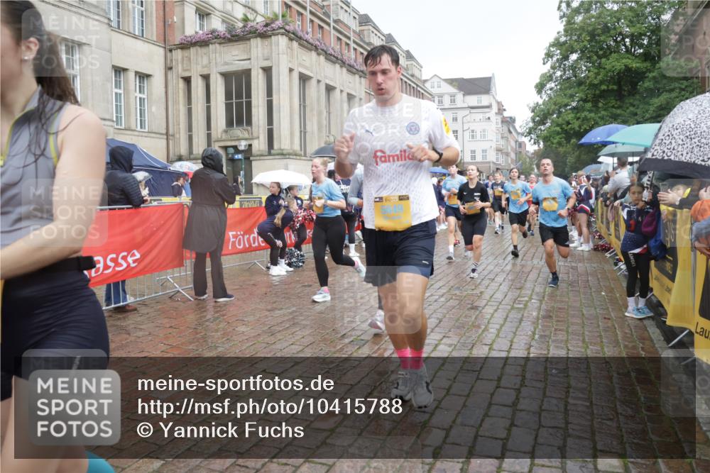 13.09.2026 - Kiel Lauf Yannick Fuchs http://msf.ph/oto/10415788 13.09.2026 10:47:47 Ziel 335, 708, 1059, 3682, 4096, 4425, 4583, 5240, 5747, 5787, 6036, 6384, 6778, 6904, 6946, 6949, 6967, 6978, 7001, 8387, 9076, 9643, 10651, 11705, 11724, 11829, 12498, 12510, 12593, 335, 365, 821, 917, 1280, 1367, 1803, 1944, 2000, 2183, 2185, 2429, 2713, 2947, 3064, 3136, 3183, 3306, 3463, 3512, 3565, 3745, 4070, 4077, 4149, 4150, 4187, 4450, 4531, 4773, 5195, 5239, 5505, 5573, 5649, 5787, 5980, 6005, 6142, 6235, 6792, 6940, 6981, 7288, 7632, 8058, 9104 meine-sportfotos.de