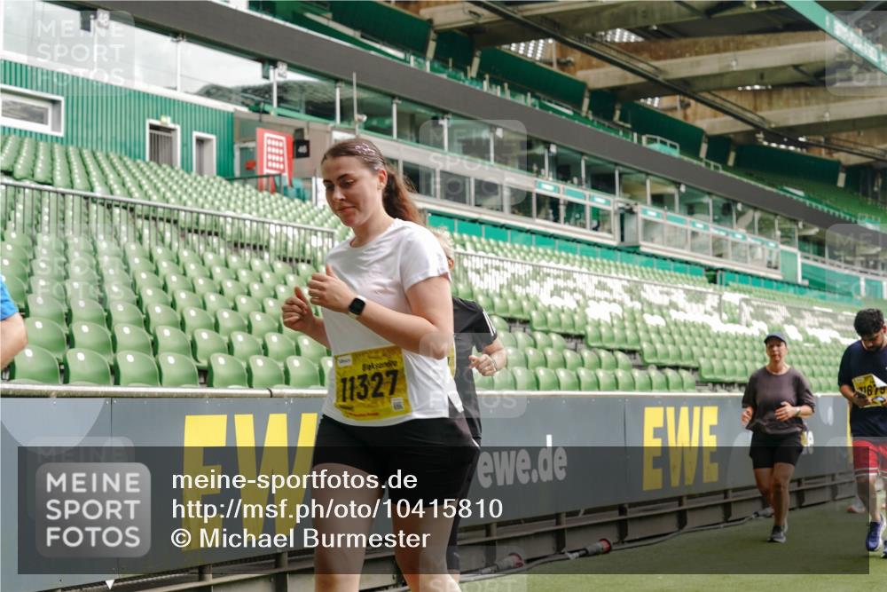 13.09.2026 - 21. swb-Marathon Bremen Michael Burmester http://msf.ph/oto/10415810 13.09.2026 10:41:50 Laufen im Stadion 10148, 10155, 10163, 10247, 10313, 10330, 10354, 10395, 10396, 10399, 10406, 10414, 10419, 10422, 10424, 10435, 10455, 10461, 10462, 10483, 10490, 10519, 10527, 10545, 10546, 10547, 10582, 10586, 10611, 10644, 10665, 10694, 10705, 10706, 10719, 10722, 10752, 10766, 10768, 10776, 10804, 10854, 10859, 10889, 10909, 10963, 10977, 11026, 11027, 11041, 11043, 11048, 11078, 11084, 11085, 11090, 11097, 11098, 11140, 11192 meine-sportfotos.de