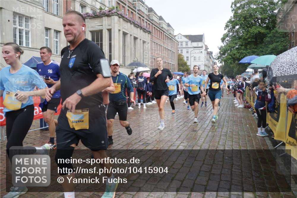 13.09.2026 - Kiel Lauf Yannick Fuchs http://msf.ph/oto/10415904 13.09.2026 10:47:54 Ziel 696, 708, 995, 1059, 2625, 3682, 3715, 4425, 4583, 4713, 5240, 5747, 6507, 6778, 6904, 6967, 7001, 7104, 8387, 9076, 9915, 10634, 11603, 11705, 11829, 12510, 12758, 335, 365, 821, 917, 1280, 1944, 2000, 2183, 2429, 3064, 3136, 3306, 3512, 3565, 3745, 4070, 4077, 4096, 4149, 4150, 4187, 4450, 4531, 4583, 5239, 5505, 5573, 5787, 5980, 6005, 6036, 6235, 6384, 6792, 6904, 6940, 6946, 6949, 6978, 6981, 7288, 7632, 8058, 9104, 10651, 11705, 11724, 12593, 960, 1644, 2097, 2253 meine-sportfotos.de