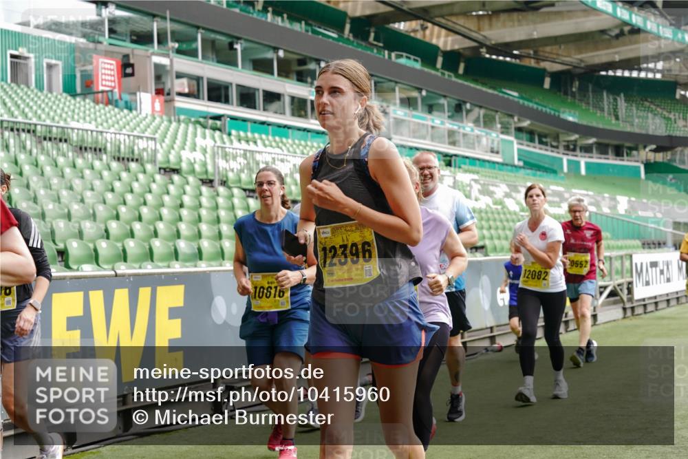 13.09.2026 - 21. swb-Marathon Bremen Michael Burmester http://msf.ph/oto/10415960 13.09.2026 10:41:57 Laufen im Stadion 10148, 10155, 10163, 10247, 10303, 10313, 10330, 10354, 10395, 10396, 10399, 10414, 10419, 10422, 10424, 10455, 10461, 10462, 10483, 10490, 10519, 10527, 10545, 10546, 10547, 10586, 10611, 10644, 10665, 10694, 10705, 10706, 10719, 10722, 10752, 10766, 10768, 10776, 10804, 10854, 10859, 10889, 10909, 10963, 10977, 11026, 11027, 11041, 11043, 11048, 11078, 11084, 11085, 11090, 11097, 11098, 11140, 11192 meine-sportfotos.de