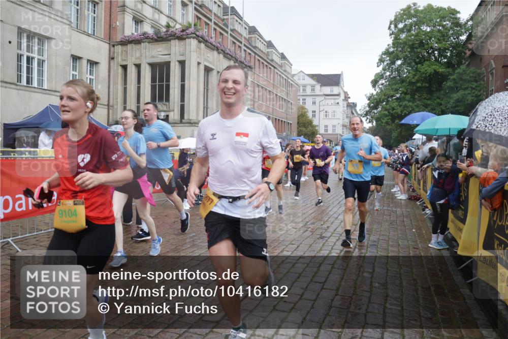 13.09.2026 - Kiel Lauf Yannick Fuchs http://msf.ph/oto/10416182 13.09.2026 10:48:10 Ziel 596, 960, 1273, 1586, 1595, 1644, 2097, 2253, 2712, 3012, 3014, 3738, 4553, 4720, 4736, 4896, 5447, 6000, 6418, 6760, 7212, 7326, 7668, 8737, 9972, 10234, 10265, 10672, 10933, 11098, 11104, 11349, 11596, 11718, 335, 596, 696, 708, 995, 1059, 1586, 1944, 2625, 3682, 3715, 4096, 4425, 4583, 4713, 5240, 5747, 5787, 6036, 6384, 6507, 6778, 6904, 6946, 6949, 6967, 6978, 7001, 7104, 8387, 9076, 9104, 9915, 10634, 10651, 11705, 11724, 12593, 199, 473, 854, 1161, 1322, 1564 meine-sportfotos.de