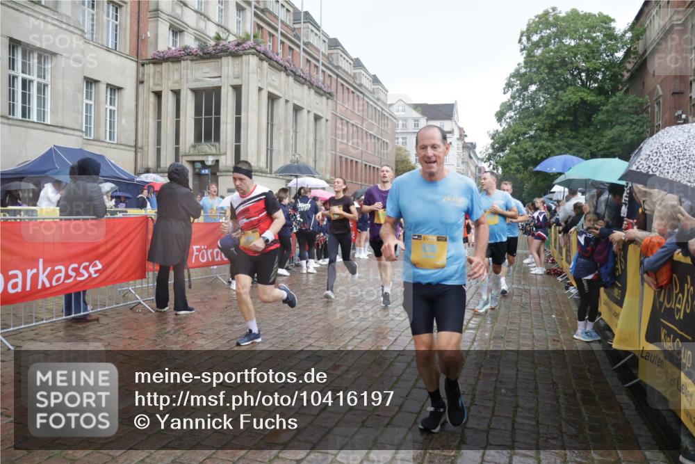 13.09.2026 - Kiel Lauf Yannick Fuchs http://msf.ph/oto/10416197 13.09.2026 10:48:10 Ziel 596, 960, 1273, 1586, 1595, 1644, 2097, 2253, 2712, 3012, 3014, 3738, 4553, 4720, 4736, 4896, 5447, 6000, 6418, 6760, 7212, 7326, 7668, 8737, 9972, 10234, 10265, 10672, 10933, 11098, 11104, 11349, 11596, 11718, 335, 596, 696, 708, 995, 1059, 1586, 1944, 2625, 3682, 3715, 4096, 4425, 4583, 4713, 5240, 5747, 5787, 6036, 6384, 6507, 6778, 6904, 6946, 6949, 6967, 6978, 7001, 7104, 8387, 9076, 9104, 9915, 10634, 10651, 11705, 11724, 12593, 199, 473, 854, 1161, 1322, 1564 meine-sportfotos.de