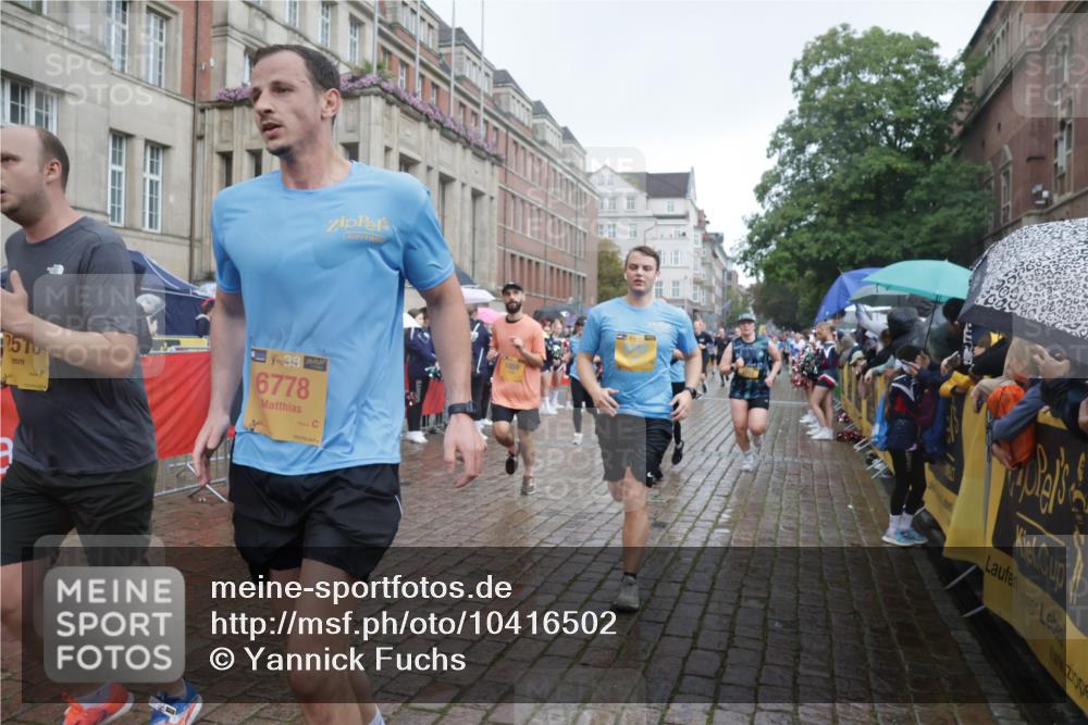 13.09.2026 - Kiel Lauf Yannick Fuchs http://msf.ph/oto/10416502 13.09.2026 10:48:25 Ziel 199, 473, 854, 1161, 1322, 1564, 1763, 1818, 2001, 2042, 2649, 3272, 3402, 4511, 4736, 4753, 5116, 5546, 6629, 6935, 8083, 8349, 8553, 9561, 10820, 10979, 11005, 11304, 11349, 11383, 12263, 596, 696, 708, 960, 995, 1059, 1273, 1586, 1595, 1644, 2097, 2253, 2625, 2712, 3012, 3014, 3715, 3738, 4553, 4713, 4720, 4736, 4896, 5447, 5747, 6000, 6418, 6507, 6760, 6778, 7104, 7212, 7326, 7668, 8737, 9915, 9972, 10234, 10265, 10634, 10672, 11349 meine-sportfotos.de