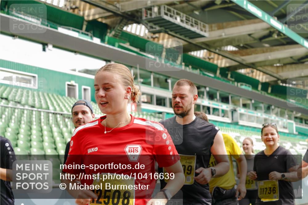13.09.2026 - 21. swb-Marathon Bremen Michael Burmester http://msf.ph/oto/10416639 13.09.2026 10:42:18 Laufen im Stadion 10148, 10155, 10163, 10247, 10303, 10313, 10330, 10361, 10362, 10395, 10396, 10399, 10414, 10419, 10422, 10461, 10462, 10483, 10490, 10491, 10519, 10527, 10546, 10547, 10557, 10572, 10586, 10644, 10665, 10705, 10706, 10719, 10722, 10752, 10766, 10768, 10773, 10776, 10784, 10804, 10805, 10854, 10859, 10880, 10889, 10909, 10963, 10977, 11026, 11027, 11041, 11043, 11048, 11078, 11084, 11085, 11090, 11097, 11098, 11140, 11173, 11192, 11274 meine-sportfotos.de