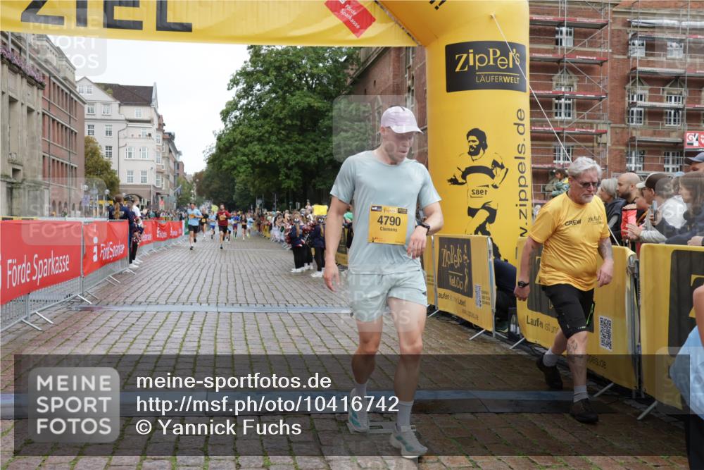 13.09.2026 - Kiel Lauf Yannick Fuchs http://msf.ph/oto/10416742 13.09.2026 09:37:49 Ziel 2057, 2221, 2638, 2720, 4252, 4790, 9518, 10690, 2417, 3174, 3481, 4737, 5837, 7050, 7827, 8658, 8661, 9696, 10220, 10656, 10778, 12416, 235, 836, 2408, 2854, 4089, 5242, 5534, 5930, 7459, 7723, 8702, 10444, 12613, 999, 3174 meine-sportfotos.de