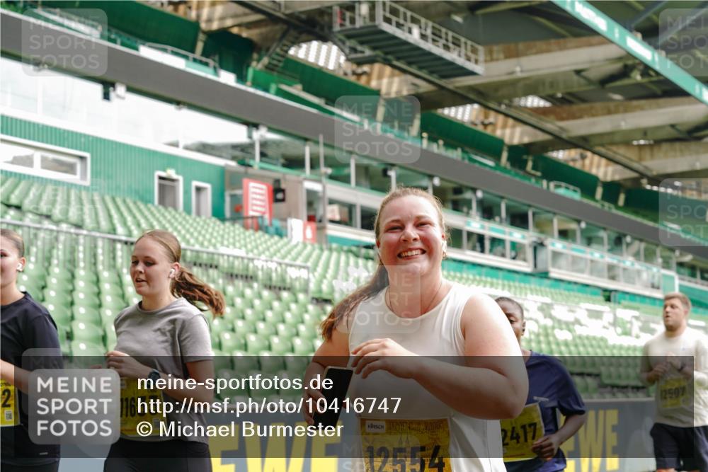 13.09.2026 - 21. swb-Marathon Bremen Michael Burmester http://msf.ph/oto/10416747 13.09.2026 10:42:20 Laufen im Stadion 10002, 10148, 10155, 10163, 10247, 10303, 10313, 10330, 10361, 10362, 10395, 10396, 10399, 10414, 10419, 10422, 10461, 10462, 10483, 10490, 10491, 10519, 10527, 10546, 10547, 10557, 10572, 10586, 10644, 10665, 10705, 10706, 10719, 10722, 10752, 10766, 10768, 10773, 10776, 10784, 10804, 10805, 10854, 10859, 10880, 10889, 10909, 10963, 10977, 11026, 11027, 11041, 11043, 11048, 11078, 11084, 11085, 11090, 11097, 11098, 11140, 11173, 11192, 11274 meine-sportfotos.de