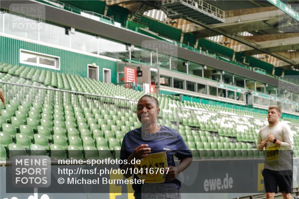 13.09.2026 - 21. swb-Marathon Bremen Michael Burmester http://msf.ph/oto/10416767 13.09.2026 10:42:21 Laufen im Stadion 10002, 10148, 10155, 10163, 10247, 10303, 10313, 10330, 10361, 10362, 10395, 10396, 10399, 10414, 10419, 10422, 10461, 10462, 10483, 10490, 10491, 10519, 10527, 10546, 10547, 10557, 10572, 10586, 10644, 10665, 10705, 10706, 10719, 10722, 10752, 10766, 10768, 10773, 10776, 10784, 10804, 10805, 10854, 10859, 10880, 10889, 10909, 10963, 10977, 11026, 11027, 11041, 11043, 11048, 11078, 11084, 11085, 11090, 11097, 11098, 11140, 11173, 11192, 11274 meine-sportfotos.de