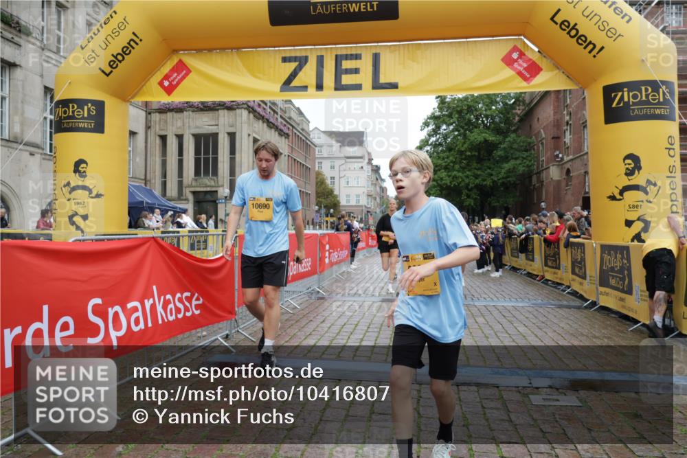 13.09.2026 - Kiel Lauf Yannick Fuchs http://msf.ph/oto/10416807 13.09.2026 09:37:57 Ziel 2221, 2638, 2854, 4089, 5930, 7723, 8702, 10444, 10690, 2057, 2417, 2720, 4252, 4790, 5837, 7050, 7827, 8661, 9518, 10220, 10656, 10778, 12416, 152, 235, 836, 1487, 2408, 5242, 5534, 6277, 7459, 12613, 2417, 3174, 3481, 4737, 8658, 9696 meine-sportfotos.de