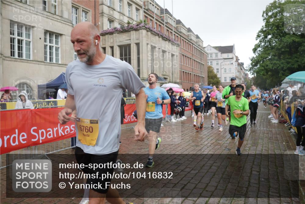 13.09.2026 - Kiel Lauf Yannick Fuchs http://msf.ph/oto/10416832 13.09.2026 10:48:44 Ziel 147, 170, 376, 418, 472, 727, 1930, 2383, 3613, 3631, 3845, 3916, 4201, 4510, 5246, 5841, 6039, 6087, 6623, 7354, 8305, 8570, 8706, 9353, 9500, 9574, 11879, 12588, 12689, 199, 473, 854, 960, 1161, 1322, 1564, 1644, 1763, 1818, 2001, 2011, 2042, 2097, 2253, 2649, 2956, 3031, 3272, 3402, 3738, 3773, 4511, 4553, 4736, 4753, 5116, 5447, 5546, 5655, 6000, 6760, 7326, 8553, 9972, 10234, 10265, 10672, 11005, 11349, 11383, 439, 3012, 3014, 10933 meine-sportfotos.de