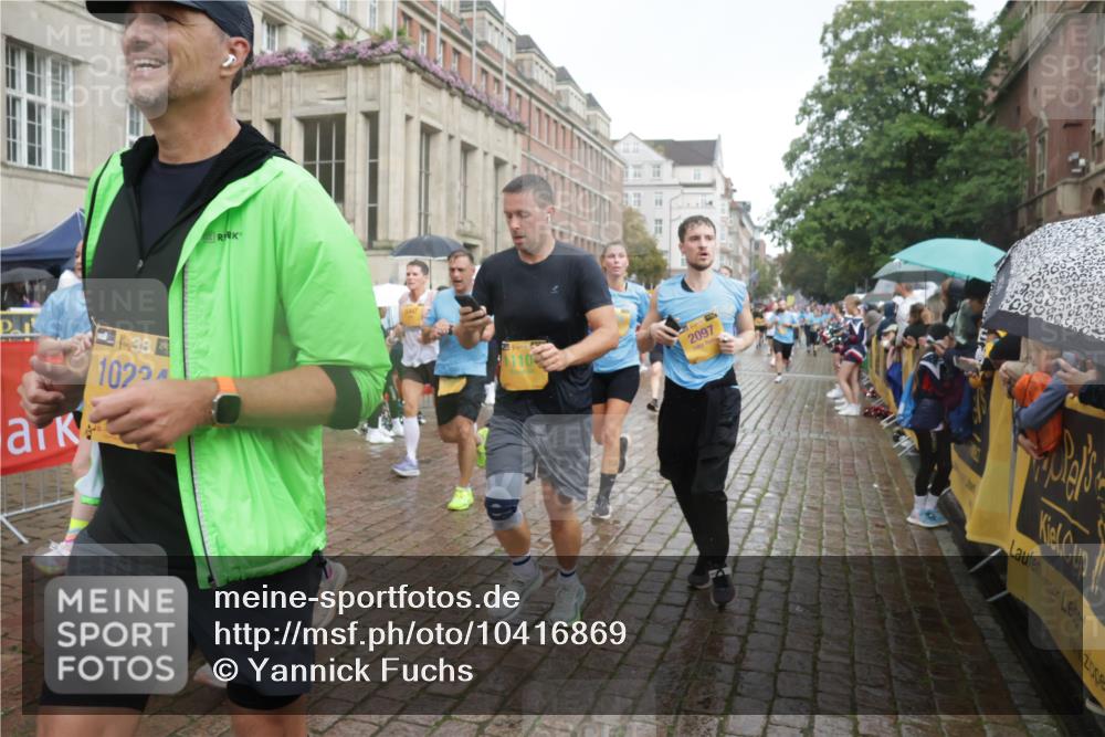13.09.2026 - Kiel Lauf Yannick Fuchs http://msf.ph/oto/10416869 13.09.2026 10:48:47 Ziel 147, 170, 418, 439, 727, 1455, 1930, 2383, 3158, 3613, 3631, 3845, 3916, 4201, 4510, 5074, 5246, 5841, 6039, 6046, 6087, 6623, 7354, 8342, 8345, 8570, 8706, 8891, 9353, 9500, 9574, 10190, 10546, 11879, 12588, 12689, 147, 170, 199, 376, 472, 473, 854, 1161, 1322, 1564, 1763, 1818, 2001, 2011, 2042, 2097, 2253, 2649, 2956, 3031, 3272, 3402, 3738, 3773, 4511, 4736, 4753, 5116, 5447, 5546, 5655, 6000, 7326, 8553, 9972, 10234, 10265, 11005, 11349, 11383, 10933 meine-sportfotos.de