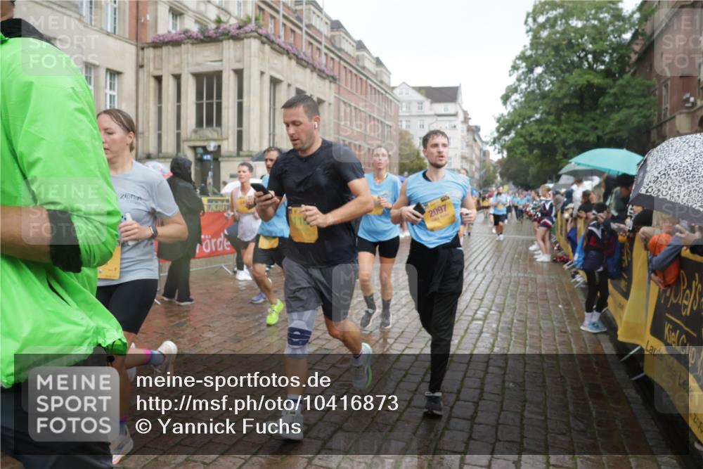 13.09.2026 - Kiel Lauf Yannick Fuchs http://msf.ph/oto/10416873 13.09.2026 10:48:47 Ziel 147, 170, 418, 439, 727, 1455, 1930, 2383, 3158, 3613, 3631, 3845, 3916, 4201, 4510, 5074, 5246, 5841, 6039, 6046, 6087, 6623, 7354, 8342, 8345, 8570, 8706, 8891, 9353, 9500, 9574, 10190, 10546, 11879, 12588, 12689, 147, 170, 199, 376, 472, 473, 854, 1161, 1322, 1564, 1763, 1818, 2001, 2011, 2042, 2097, 2253, 2649, 2956, 3031, 3272, 3402, 3738, 3773, 4511, 4736, 4753, 5116, 5447, 5546, 5655, 6000, 7326, 8553, 9972, 10234, 10265, 11005, 11349, 11383, 10933 meine-sportfotos.de