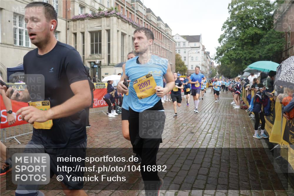 13.09.2026 - Kiel Lauf Yannick Fuchs http://msf.ph/oto/10416882 13.09.2026 10:48:47 Ziel 147, 170, 418, 439, 727, 1455, 1930, 2383, 3158, 3613, 3631, 3845, 3916, 4201, 4510, 5074, 5246, 5841, 6039, 6046, 6087, 6623, 7354, 8342, 8345, 8570, 8706, 8891, 9353, 9500, 9574, 10190, 10546, 11879, 12588, 12689, 147, 170, 199, 376, 472, 473, 854, 1161, 1322, 1564, 1763, 1818, 2001, 2011, 2042, 2097, 2253, 2649, 2956, 3031, 3272, 3402, 3738, 3773, 4511, 4736, 4753, 5116, 5447, 5546, 5655, 6000, 7326, 8553, 9972, 10234, 10265, 11005, 11349, 11383, 10933 meine-sportfotos.de