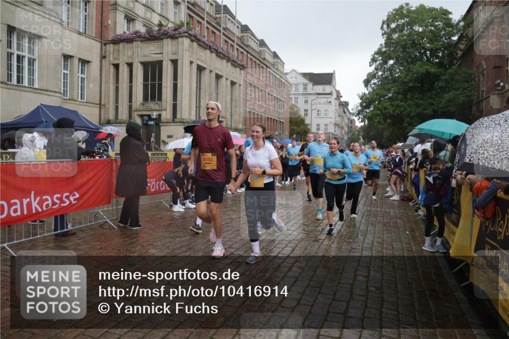 13.09.2026 - Kiel Lauf Yannick Fuchs http://msf.ph/oto/10416914 13.09.2026 10:48:55 Ziel 73, 439, 598, 727, 966, 1185, 1455, 2383, 3158, 3496, 3631, 3795, 3916, 4528, 4809, 5074, 5228, 5803, 6046, 6050, 6087, 6376, 6623, 6745, 7789, 7906, 7999, 8271, 8342, 8345, 8377, 8570, 8891, 9031, 10190, 10546, 11879, 12064, 12527, 12582, 12759, 147, 170, 376, 418, 472, 473, 854, 1161, 1322, 1564, 1763, 1818, 1930, 2011, 2042, 2649, 2956, 3031, 3272, 3402, 3613, 3631, 3773, 3845, 4201, 4510, 4511, 4753, 5246, 5546, 5655 meine-sportfotos.de