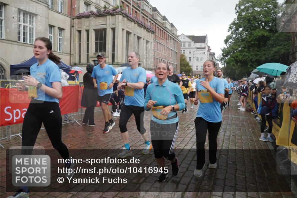 13.09.2026 - Kiel Lauf Yannick Fuchs http://msf.ph/oto/10416945 13.09.2026 10:48:57 Ziel 73, 439, 598, 966, 1185, 1455, 2810, 3158, 3399, 3496, 3795, 3916, 4528, 4809, 5074, 5228, 5803, 6046, 6050, 6087, 6305, 6376, 6623, 6745, 7789, 7906, 7999, 8032, 8271, 8342, 8345, 8377, 8570, 8891, 9031, 9728, 10190, 10546, 11099, 11117, 11475, 11879, 11974, 12064, 12527, 12582, 12759, 147, 170, 376, 418, 472, 473, 727, 854, 1161, 1322, 1564, 1763, 1818, 1930, 2011, 2042, 2383, 2649, 2956, 3031, 3272, 3402, 3613, 3631, 3773, 3845, 4201, 4510, 4511, 4753, 5246, 5546, 5655 meine-sportfotos.de