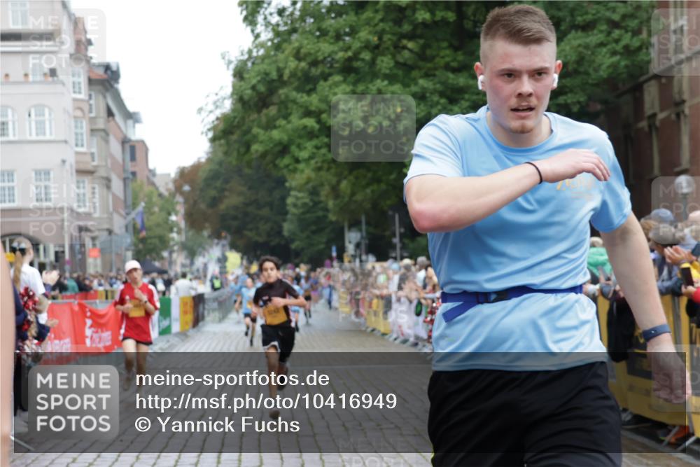 13.09.2026 - Kiel Lauf Yannick Fuchs http://msf.ph/oto/10416949 13.09.2026 09:38:08 Ziel 152, 235, 836, 1487, 2408, 5242, 5534, 5930, 7459, 12613, 2057, 2221, 2638, 2720, 2854, 4089, 4252, 4790, 7723, 7827, 8702, 9518, 10444, 10656, 10690, 1946, 2480, 2903, 3315, 3344, 6277, 9825, 11351, 5837, 7050, 7827, 8661, 10220, 10656, 10778, 12416 meine-sportfotos.de