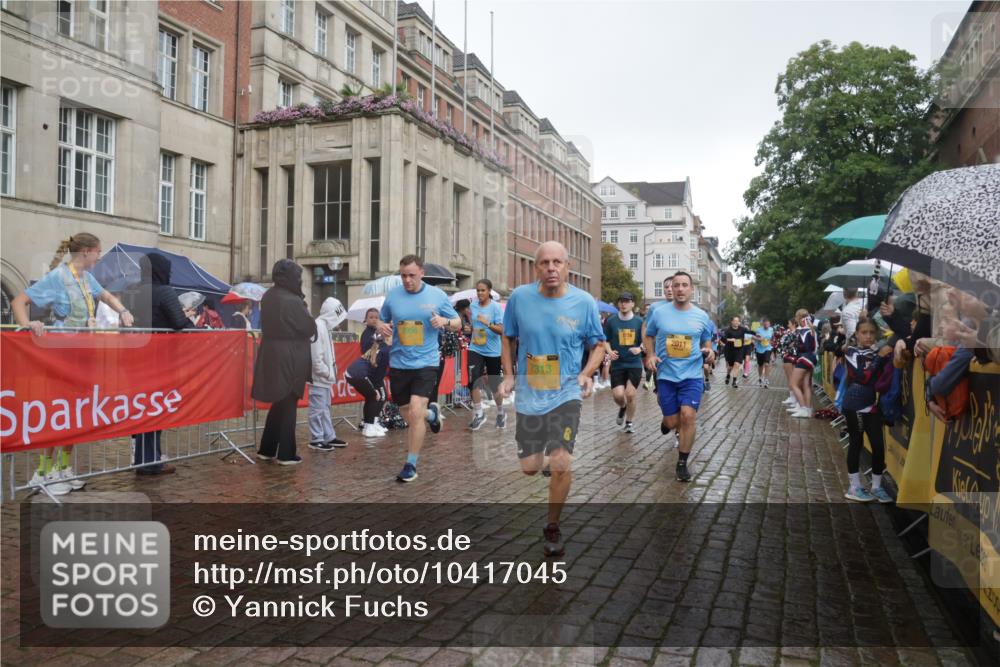 13.09.2026 - Kiel Lauf Yannick Fuchs http://msf.ph/oto/10417045 13.09.2026 10:49:05 Ziel 73, 966, 1087, 1483, 1533, 1732, 1989, 2810, 2879, 3399, 3640, 4140, 4528, 4809, 4865, 4876, 5228, 5803, 6050, 6305, 6376, 7545, 7906, 7999, 8032, 8271, 8329, 8377, 8594, 8991, 9031, 9728, 10411, 10481, 11099, 11117, 11475, 11974, 12582, 12759, 147, 170, 376, 418, 439, 472, 598, 727, 1185, 1455, 1930, 2011, 2383, 2956, 3031, 3158, 3496, 3613, 3631, 3773, 3795, 3845, 3916, 4201, 4510, 5074, 5246, 5655, 6046, 6087, 6745, 7789, 7906, 8891, 2133 meine-sportfotos.de