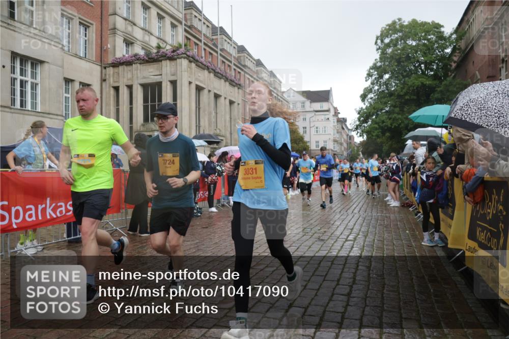 13.09.2026 - Kiel Lauf Yannick Fuchs http://msf.ph/oto/10417090 13.09.2026 10:49:07 Ziel 73, 966, 1087, 1483, 1533, 1732, 1989, 2810, 2879, 3399, 3640, 4140, 4528, 4670, 4865, 4876, 5228, 5543, 5803, 6305, 6376, 6933, 7545, 7999, 8032, 8271, 8329, 8594, 8991, 9031, 9728, 10411, 10481, 11099, 11117, 11475, 11974, 12582, 12759, 147, 170, 376, 418, 439, 472, 598, 727, 1185, 1455, 1930, 2011, 2383, 2956, 3031, 3158, 3496, 3613, 3631, 3773, 3795, 3845, 3916, 4201, 4510, 4809, 5074, 5228, 5246, 5655, 6046, 6050, 6087, 6745, 7789, 7906, 8377, 8891, 1770, 2133 meine-sportfotos.de