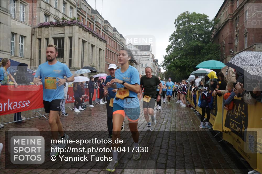 13.09.2026 - Kiel Lauf Yannick Fuchs http://msf.ph/oto/10417330 13.09.2026 10:49:22 Ziel 810, 1770, 2010, 2051, 2074, 2133, 3523, 3895, 4169, 4206, 4599, 4815, 4937, 5054, 5480, 5614, 6034, 6855, 7182, 7295, 7978, 8078, 8275, 8416, 9172, 9396, 9436, 10079, 10888, 12305, 73, 439, 598, 966, 1087, 1185, 1455, 1483, 1533, 1732, 1989, 2810, 2879, 3158, 3399, 3496, 3640, 3795, 3916, 4140, 4528, 4670, 4809, 4865, 4876, 5074, 5228, 5543, 5803, 6046, 6050, 6087, 6305, 6376, 6745, 6933, 7545, 7789, 7906, 7999, 8032, 8271, 8329, 8377, 8594, 8891, 959 meine-sportfotos.de