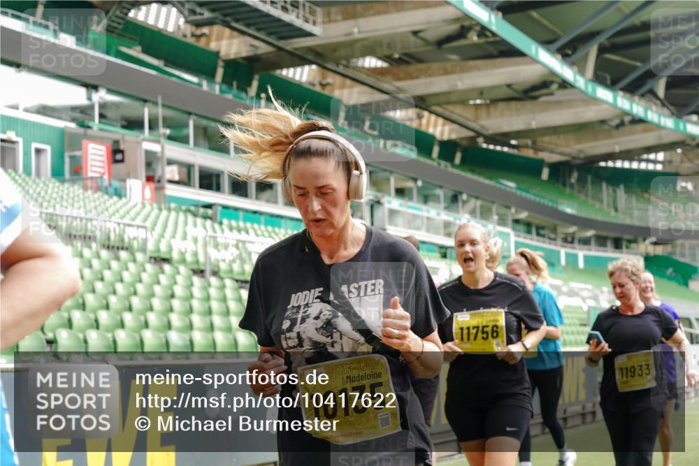 13.09.2026 - 21. swb-Marathon Bremen Michael Burmester http://msf.ph/oto/10417622 13.09.2026 10:42:45 Laufen im Stadion 10002, 10004, 10005, 10148, 10271, 10303, 10330, 10361, 10362, 10395, 10396, 10402, 10422, 10461, 10462, 10474, 10490, 10491, 10519, 10546, 10547, 10557, 10572, 10665, 10705, 10719, 10722, 10752, 10773, 10776, 10784, 10805, 10854, 10859, 10880, 10889, 10909, 10963, 10977, 11026, 11027, 11041, 11078, 11084, 11085, 11090, 11097, 11098, 11140, 11173, 11192, 11274, 11482 meine-sportfotos.de
