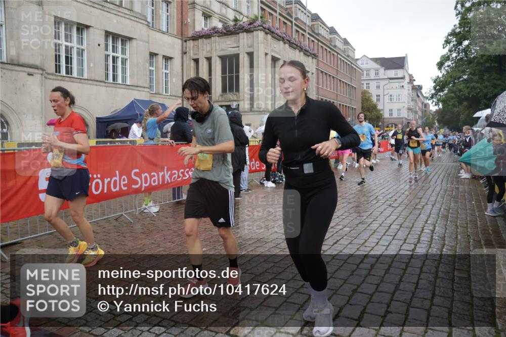 13.09.2026 - Kiel Lauf Yannick Fuchs http://msf.ph/oto/10417624 13.09.2026 10:49:43 Ziel 1388, 2167, 2245, 2668, 3008, 3164, 3294, 3311, 3459, 3508, 3979, 4049, 5179, 5350, 5370, 5651, 5849, 6024, 6157, 6292, 6339, 6827, 6877, 7011, 7311, 8263, 8644, 8717, 8977, 9037, 9107, 9275, 10037, 10191, 10204, 10703, 11354, 11880, 12378, 12410, 810, 959, 1533, 1770, 2010, 2051, 2074, 2133, 2705, 2879, 3259, 3523, 3528, 3895, 4169, 4206, 4599, 4670, 4815, 4937, 5054, 5480, 5543, 5614, 5741, 6034, 6321, 6855, 6933, 7182, 7545, 8329, 8594, 1533 meine-sportfotos.de