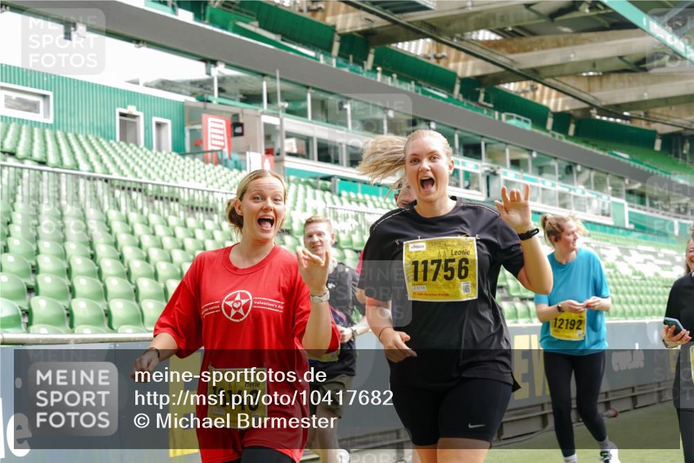 13.09.2026 - 21. swb-Marathon Bremen Michael Burmester http://msf.ph/oto/10417682 13.09.2026 10:42:45 Laufen im Stadion 10002, 10004, 10005, 10148, 10271, 10303, 10330, 10361, 10362, 10395, 10396, 10402, 10422, 10461, 10462, 10474, 10490, 10491, 10519, 10546, 10547, 10557, 10572, 10665, 10705, 10719, 10722, 10752, 10773, 10776, 10784, 10805, 10854, 10859, 10880, 10889, 10909, 10963, 10977, 11026, 11027, 11041, 11078, 11084, 11085, 11090, 11097, 11098, 11140, 11173, 11192, 11274, 11482 meine-sportfotos.de