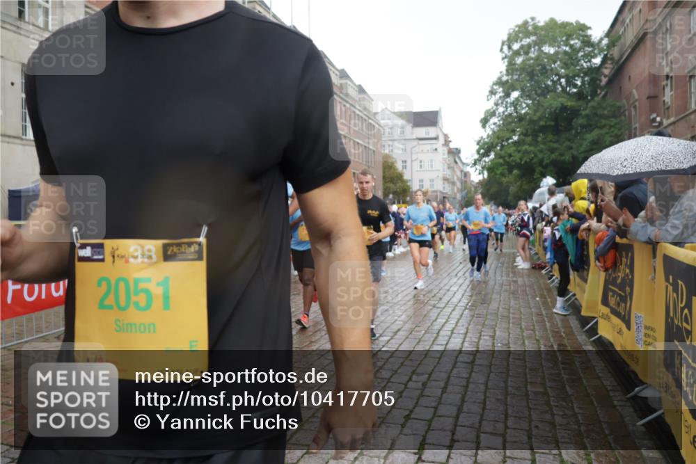 13.09.2026 - Kiel Lauf Yannick Fuchs http://msf.ph/oto/10417705 13.09.2026 10:49:50 Ziel 253, 1388, 1452, 2245, 2733, 3008, 3164, 3294, 3311, 3459, 3508, 4039, 5350, 5370, 5849, 6024, 6157, 6827, 6830, 6831, 7011, 7437, 8185, 8237, 8263, 8595, 8644, 8977, 9037, 9107, 9275, 9449, 10534, 10703, 10767, 11354, 11414, 11524, 11712, 11880, 12378, 12410, 959, 1770, 2010, 2051, 2133, 2167, 2668, 2705, 3259, 3523, 3528, 3895, 3979, 4049, 4169, 4206, 4599, 4815, 4937, 5054, 5179, 5480, 5614, 5651, 5741, 6034, 6292, 6321, 6339, 6855, 6877, 7182, 1533 meine-sportfotos.de