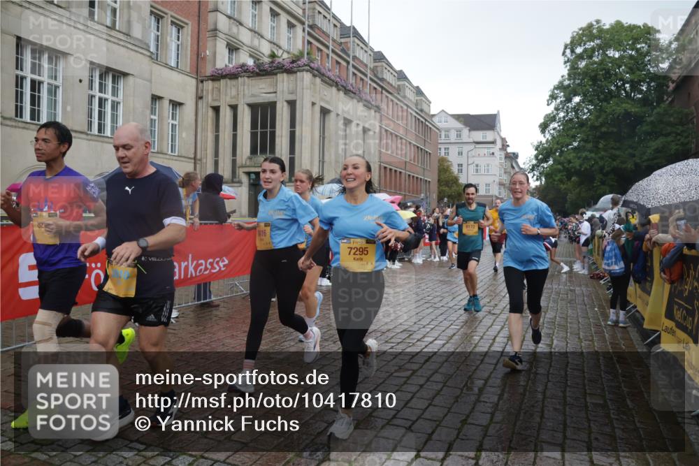 13.09.2026 - Kiel Lauf Yannick Fuchs http://msf.ph/oto/10417810 13.09.2026 10:49:56 Ziel 136, 253, 1401, 1452, 2733, 3008, 3076, 3164, 3459, 4039, 4317, 4921, 5115, 5350, 5370, 5685, 6827, 6830, 6831, 7437, 8185, 8237, 8459, 8595, 8977, 9037, 9449, 10171, 10216, 10237, 10297, 10534, 10703, 10767, 11414, 11485, 11524, 11712, 12590, 959, 1388, 1770, 2010, 2133, 2167, 2245, 2668, 2705, 3259, 3294, 3311, 3508, 3528, 3979, 4049, 4169, 4937, 5054, 5179, 5651, 5741, 5849, 6024, 6034, 6157, 6292, 6321, 6339, 6877, 7011, 8644, 9037 meine-sportfotos.de