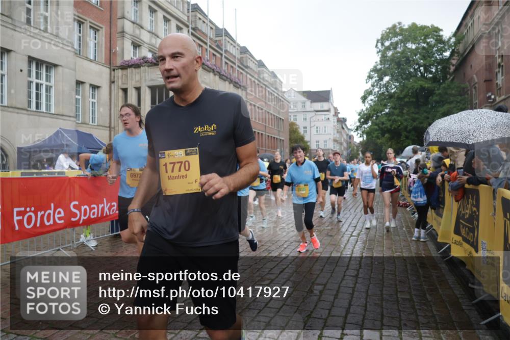 13.09.2026 - Kiel Lauf Yannick Fuchs http://msf.ph/oto/10417927 13.09.2026 10:50:02 Ziel 136, 253, 723, 1057, 1401, 1452, 2733, 2901, 3076, 4039, 4317, 4921, 5115, 5438, 5685, 5804, 6445, 7437, 8185, 8237, 8375, 8459, 8595, 8665, 10171, 10216, 10237, 10297, 10534, 10767, 11414, 11437, 11485, 11712, 11776, 12590, 12664, 12747, 959, 1388, 1770, 2167, 2245, 2668, 2705, 3008, 3164, 3259, 3294, 3311, 3459, 3508, 3528, 3979, 4049, 5054, 5179, 5350, 5370, 5651, 5741, 5849, 6024, 6034, 6157, 6292, 6321, 6339, 6827, 6830, 6831, 6877, 7011, 8237, 8644, 8977, 9037, 177 meine-sportfotos.de