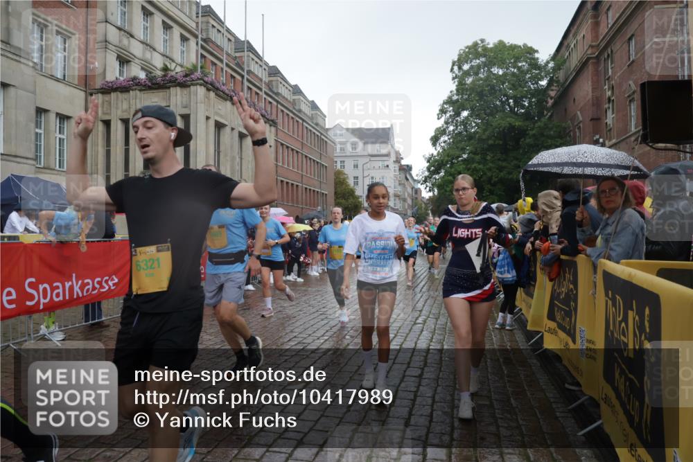 13.09.2026 - Kiel Lauf Yannick Fuchs http://msf.ph/oto/10417989 13.09.2026 10:50:05 Ziel 124, 136, 253, 723, 1057, 1401, 1452, 2709, 2733, 2901, 3076, 4317, 4714, 4921, 5115, 5438, 5685, 5804, 6445, 7788, 8185, 8375, 8459, 8665, 10171, 10216, 10237, 10297, 11437, 11485, 11776, 12590, 12664, 12747, 253, 959, 1388, 1452, 2167, 2245, 2668, 2705, 2733, 3008, 3164, 3259, 3294, 3311, 3459, 3508, 3528, 3979, 4039, 4049, 5179, 5350, 5370, 5651, 5849, 6024, 6157, 6292, 6321, 6339, 6827, 6830, 6831, 6877, 7011, 8237, 8644, 8977, 9037, 177, 3259, 6321, 8717 meine-sportfotos.de
