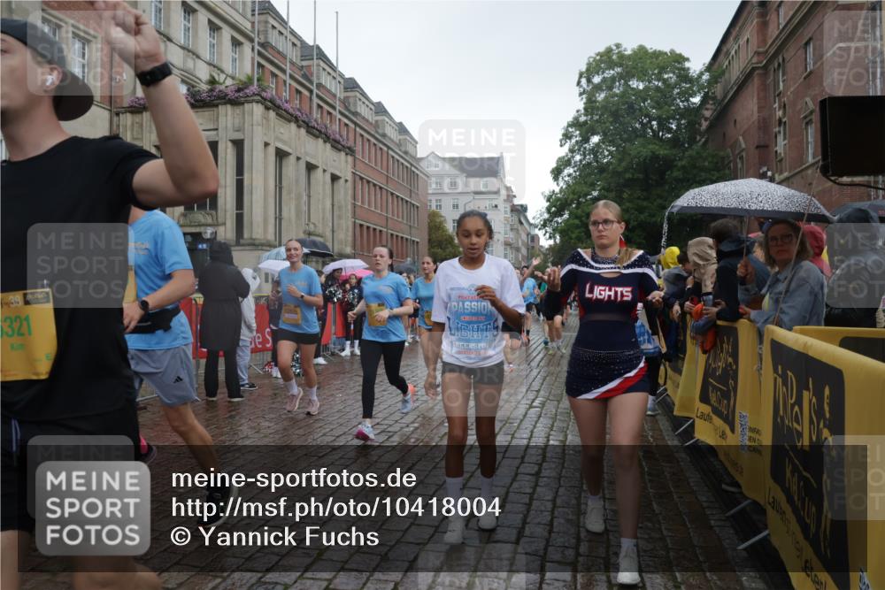 13.09.2026 - Kiel Lauf Yannick Fuchs http://msf.ph/oto/10418004 13.09.2026 10:50:06 Ziel 124, 136, 723, 1057, 1401, 2709, 2901, 3076, 4317, 4714, 4921, 5115, 5394, 5438, 5685, 5804, 6445, 7788, 8375, 8459, 8665, 10171, 10216, 10237, 10297, 11437, 11485, 11776, 12590, 12664, 12747, 253, 1388, 1452, 2167, 2245, 2668, 2733, 3008, 3076, 3164, 3259, 3294, 3311, 3459, 3508, 3979, 4039, 4049, 4921, 5179, 5350, 5370, 5651, 5849, 6024, 6157, 6292, 6321, 6339, 6827, 6830, 6831, 6877, 7011, 8237, 8644, 8977, 9037, 177, 3259, 6321, 8717 meine-sportfotos.de