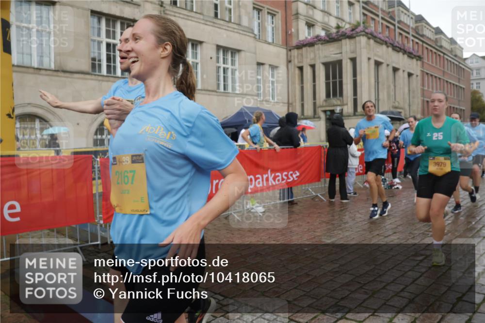 13.09.2026 - Kiel Lauf Yannick Fuchs http://msf.ph/oto/10418065 13.09.2026 10:50:09 Ziel 124, 706, 707, 723, 1057, 1154, 1401, 2709, 2901, 3889, 4317, 4714, 5394, 5438, 5804, 6445, 7788, 7806, 8375, 8398, 8665, 9034, 9423, 9949, 10237, 11391, 11437, 11776, 12664, 12747, 136, 253, 1388, 1452, 2167, 2245, 2668, 2733, 3008, 3076, 3164, 3294, 3311, 3459, 3508, 3979, 4039, 4049, 4921, 5115, 5179, 5350, 5370, 5651, 5685, 5849, 6024, 6157, 6292, 6339, 6827, 6830, 6831, 6877, 7011, 8237, 8644, 8977, 9037, 177, 3259, 6321, 8717 meine-sportfotos.de