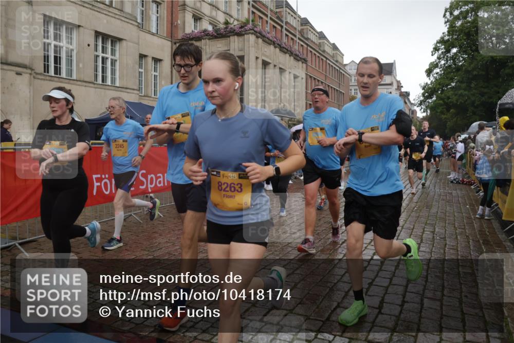 13.09.2026 - Kiel Lauf Yannick Fuchs http://msf.ph/oto/10418174 13.09.2026 10:50:15 Ziel 124, 177, 706, 707, 723, 1008, 1154, 2709, 3214, 3216, 3436, 3889, 4270, 4714, 4743, 5394, 5456, 5804, 6248, 6250, 6445, 7788, 7791, 7806, 8375, 8398, 8665, 8779, 8865, 8866, 8880, 9034, 9231, 9325, 9423, 9949, 10382, 11391, 11413, 11545, 11614, 11776, 136, 253, 1057, 1388, 1401, 1452, 2245, 2733, 2901, 3008, 3076, 3164, 3294, 3311, 3459, 3508, 4039, 4317, 4921, 5115, 5350, 5370, 5438, 5685, 5849, 6024, 6157, 6827, 6830, 6831, 7011, 8237, 8644, 8977, 9037, 8717 meine-sportfotos.de
