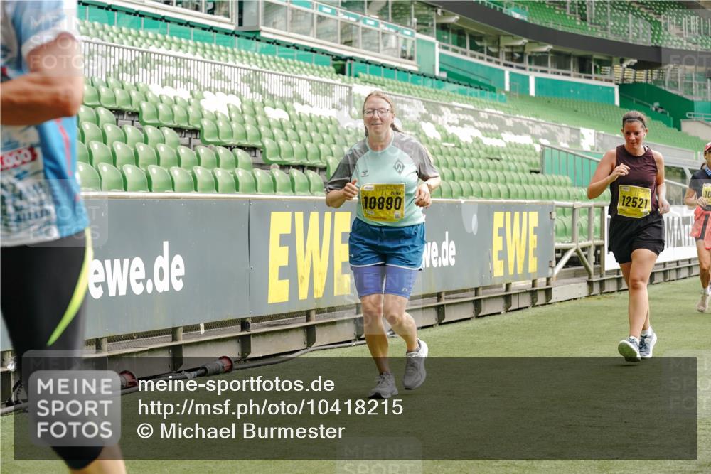 13.09.2026 - 21. swb-Marathon Bremen Michael Burmester http://msf.ph/oto/10418215 13.09.2026 10:43:04 Laufen im Stadion 10002, 10004, 10005, 10148, 10271, 10303, 10325, 10330, 10335, 10361, 10362, 10395, 10396, 10402, 10422, 10459, 10461, 10462, 10474, 10490, 10491, 10513, 10519, 10546, 10547, 10557, 10572, 10605, 10606, 10665, 10752, 10773, 10784, 10805, 10854, 10880, 10889, 10899, 10900, 10909, 10963, 10977, 11026, 11027, 11041, 11078, 11084, 11085, 11090, 11097, 11098, 11140, 11173, 11192, 11217, 11264, 11274, 11333, 11337, 11448, 11456, 11461, 11482 meine-sportfotos.de