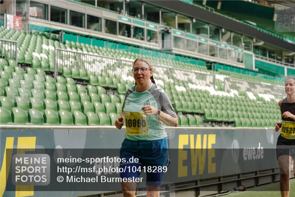 13.09.2026 - 21. swb-Marathon Bremen Michael Burmester http://msf.ph/oto/10418289 13.09.2026 10:43:05 Laufen im Stadion 10002, 10004, 10005, 10148, 10271, 10303, 10325, 10330, 10335, 10361, 10362, 10395, 10396, 10402, 10422, 10459, 10461, 10462, 10474, 10490, 10491, 10513, 10519, 10546, 10547, 10557, 10572, 10605, 10606, 10665, 10752, 10773, 10784, 10805, 10854, 10880, 10889, 10899, 10900, 10909, 10963, 10977, 11026, 11027, 11041, 11078, 11084, 11085, 11090, 11097, 11098, 11140, 11173, 11192, 11217, 11264, 11274, 11333, 11337, 11448, 11456, 11461, 11482 meine-sportfotos.de